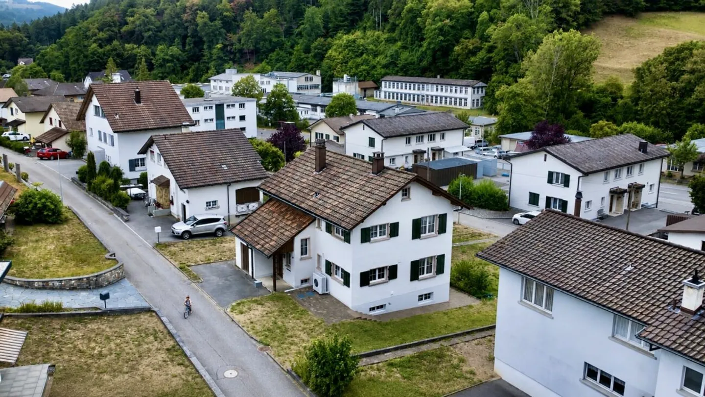 Einziehen statt renovieren - komplett kernsaniertes Einfamilienhaus in Mümliswil - Foto 2 von 13
