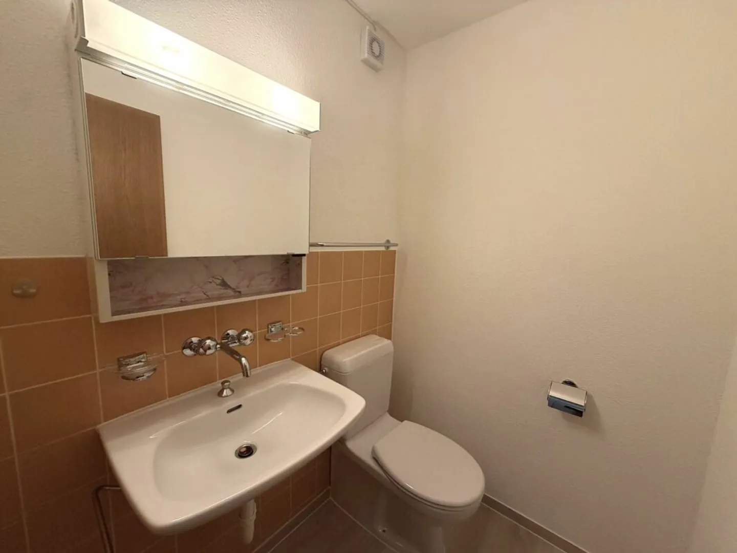 Cozy 3.5-room ground floor apartment with two balconies in a central location - Photo 10 of 13