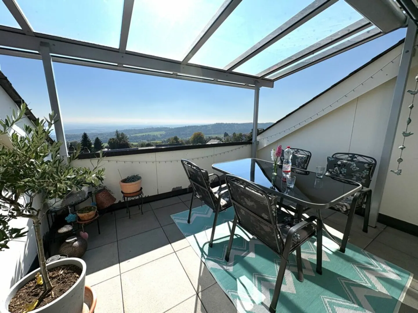 Spacious, bright 4 1/2-room penthouse apartment with mountain view - Photo 2 of 10