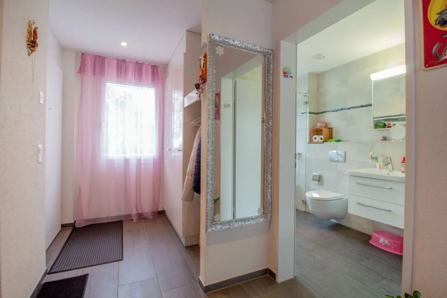 Appartement familial de 4,5 pièces avec balcon et environ 121m2 de surface habitable à Pfungen - Photo 5 sur 12