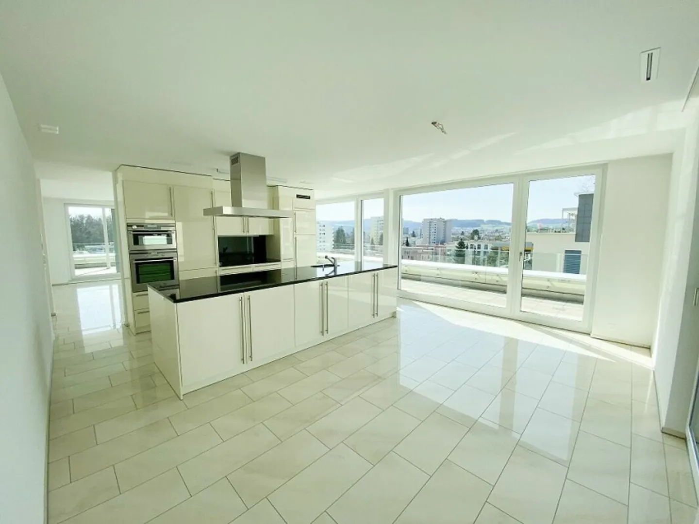 Living with a dream view and huge terrace - Photo 3 of 9