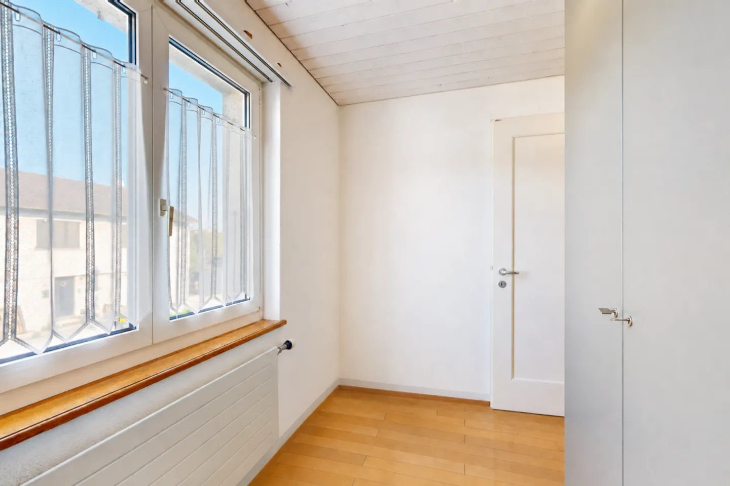 Well-maintained single-family house with forecourt and terrace - Photo 11 of 13