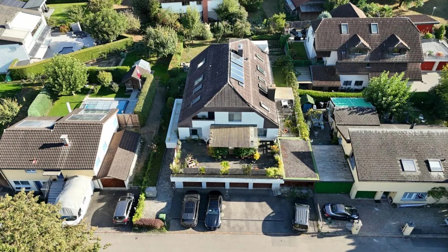 Maison multifamiliale bien entretenue avec 3 unités résidentielles et potentiel d'augmentation des loyers à Oberrüti - Photo 2 sur 9