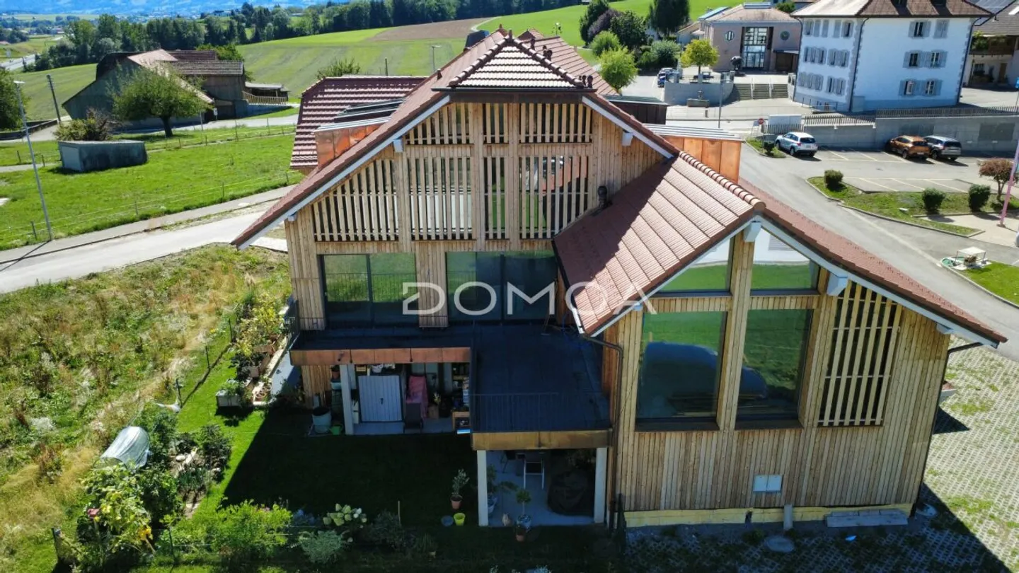 Exceptional 6.5-room triplex in the heart of a renovated farmhouse - Photo 2 of 13