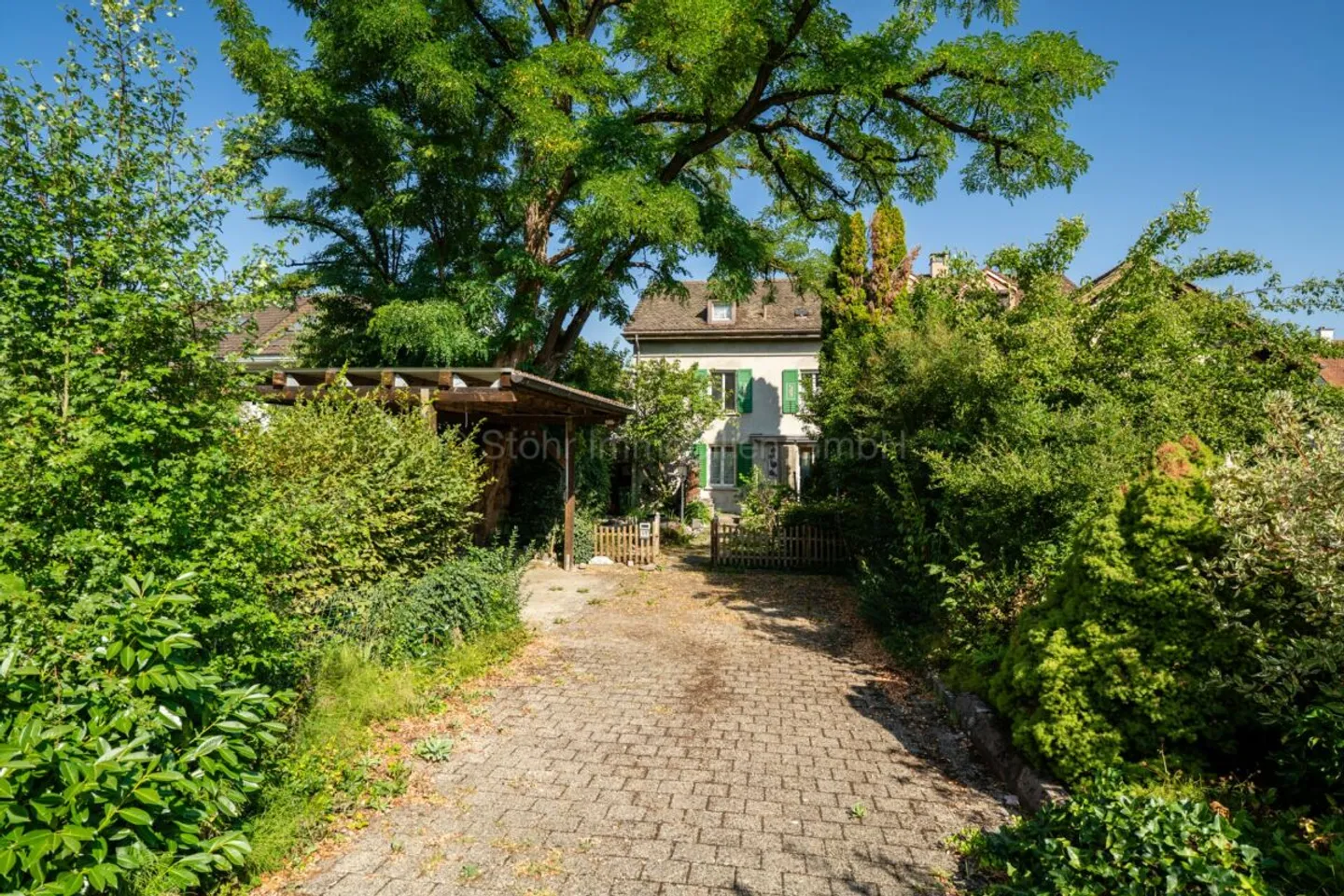 Charmantes 6.5-Zimmer-DEFH mit viel Potenzial im beliebten Quartier Deutweg - Foto 2 von 13