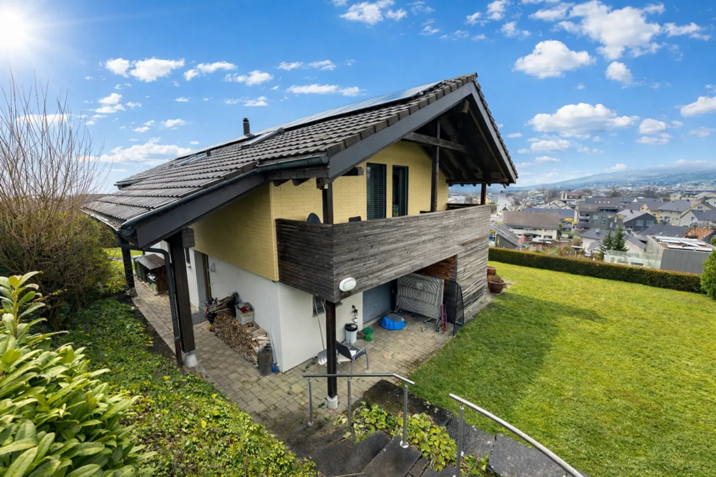 Single-family house with lake view - Photo 9 of 9