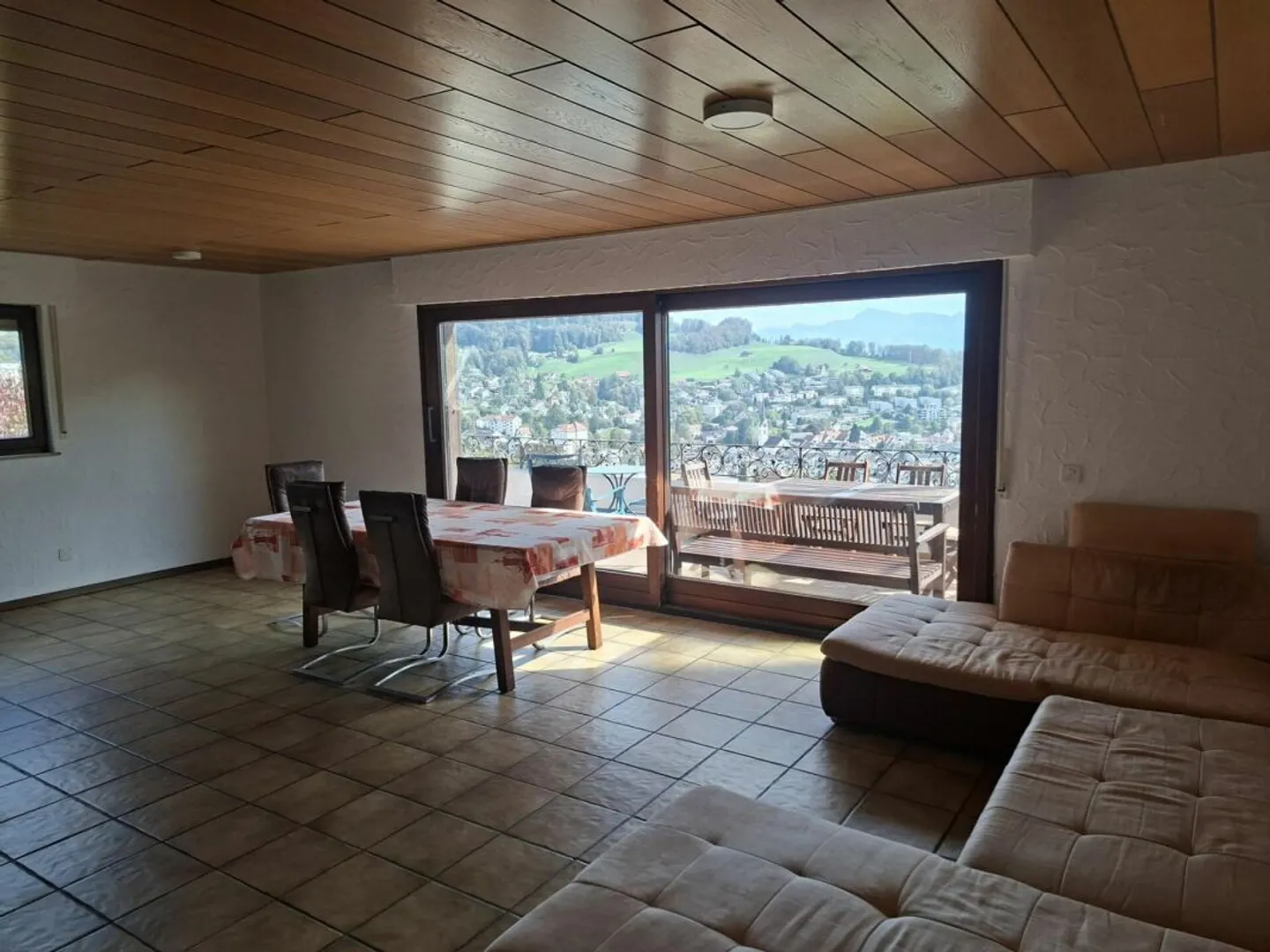 Charming single-family home with stunning views - Photo 4 of 13