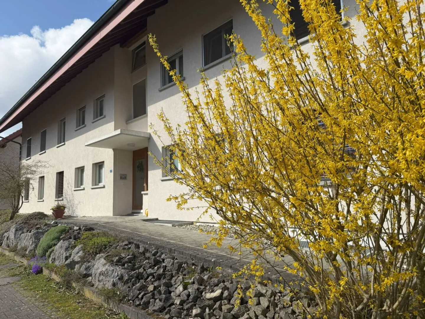 Charming 4.5-Room Apartment with Garden - Photo 2 of 13