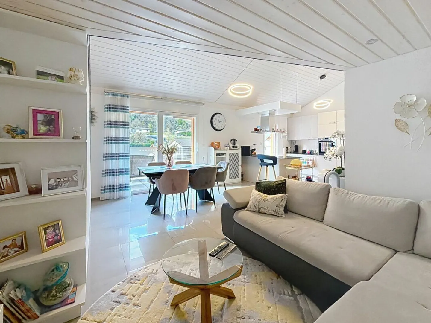 Schöne gemütliche Penthouse-Wohnung mit 3,5 Zimmern, Mezzanine und riesiger Terrasse - Foto 6 von 13