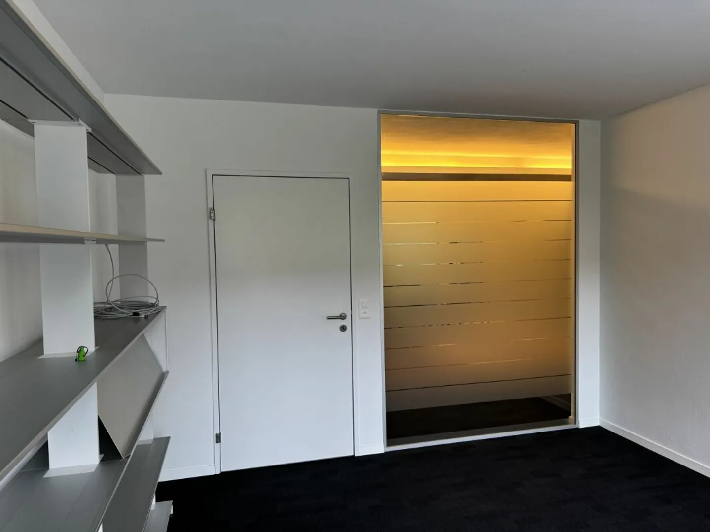 Single office 14.8m2 for rent in a shared office - Photo 2 of 5