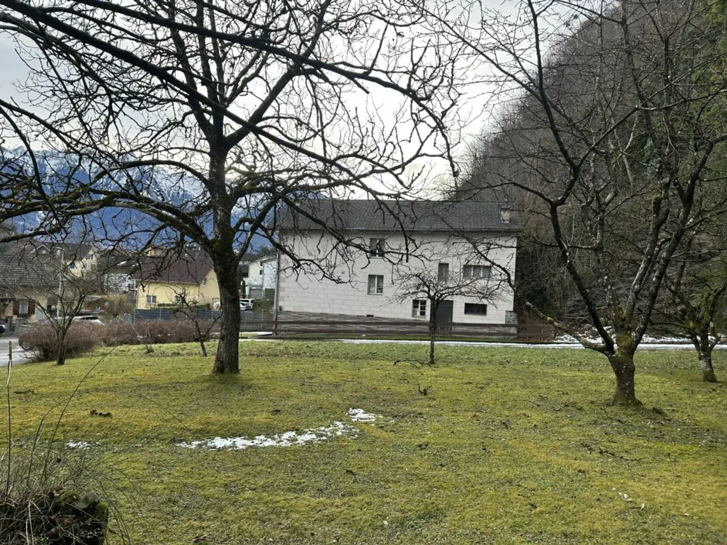 Terrain à bâtir de 787 m2 dans le centre du village de Sevelen avec ancienne maison et grange - Photo 5 sur 10