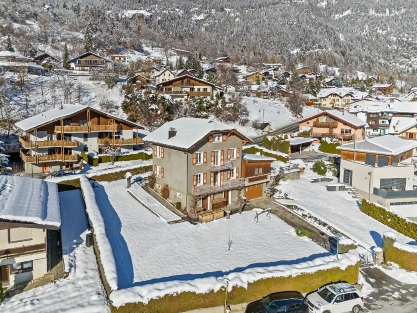 Two-family house in the Crans-Montana ski area - Photo 1 of 13