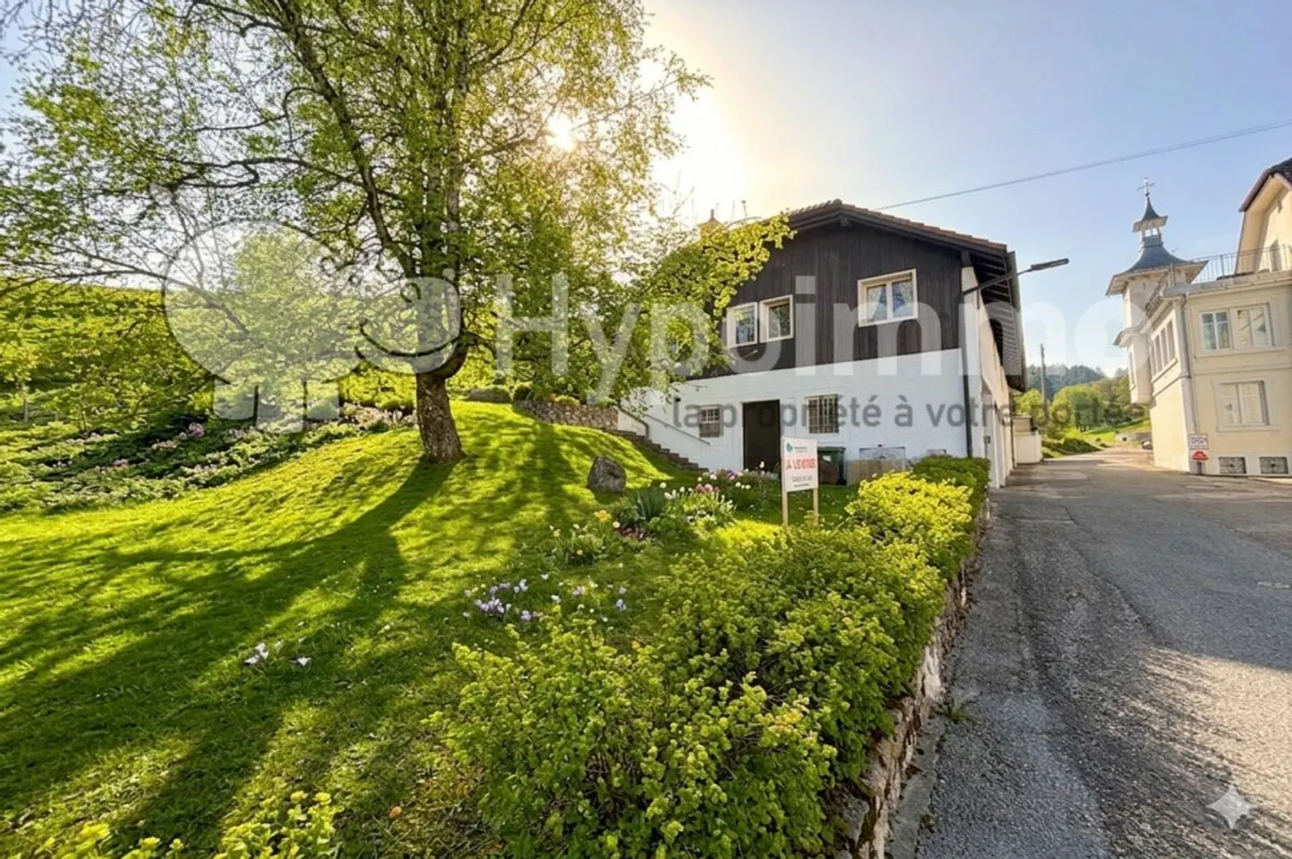 Schönes Familienhaus mit 6 großen Garagen - Foto 1 von 13