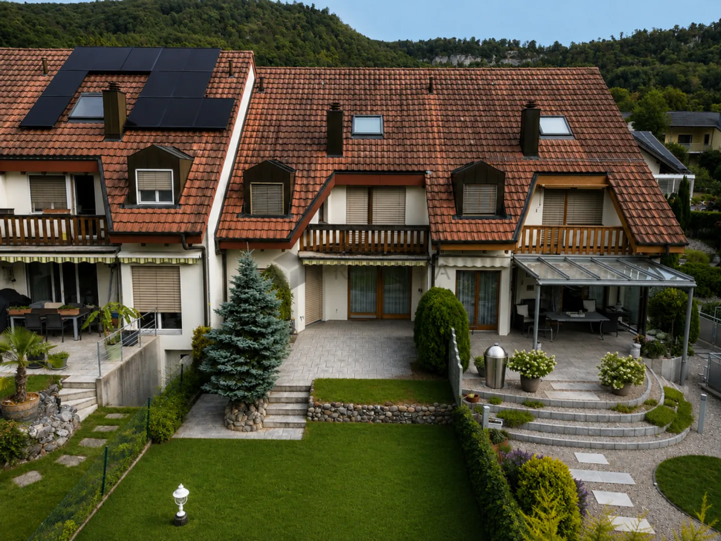 Stilvolles Reihenhaus mit privatem Garten und viel Wohnkomfort - Photo 1 of 10