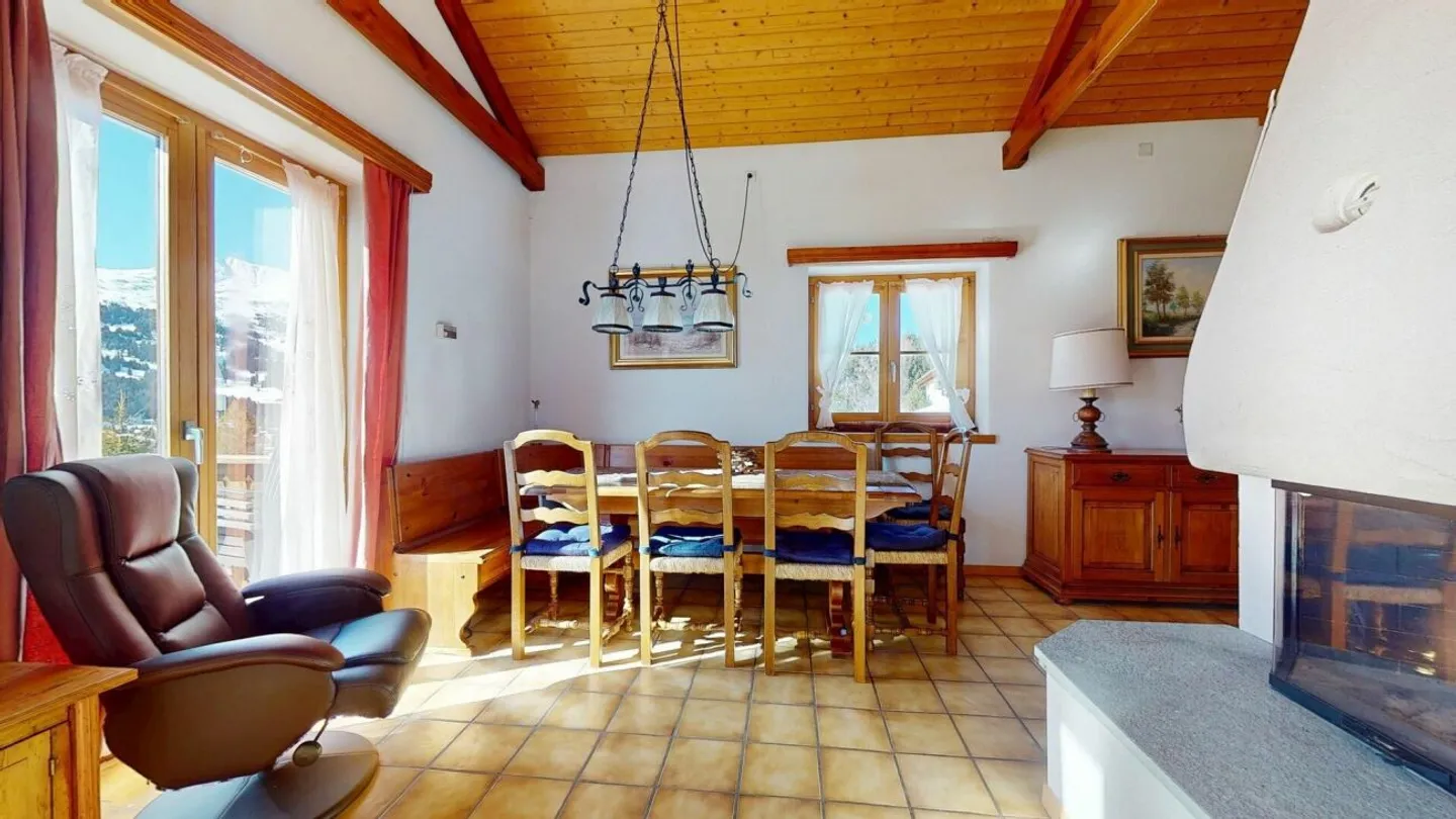 Half of a House in a Privileged Location - Photo 2 of 12