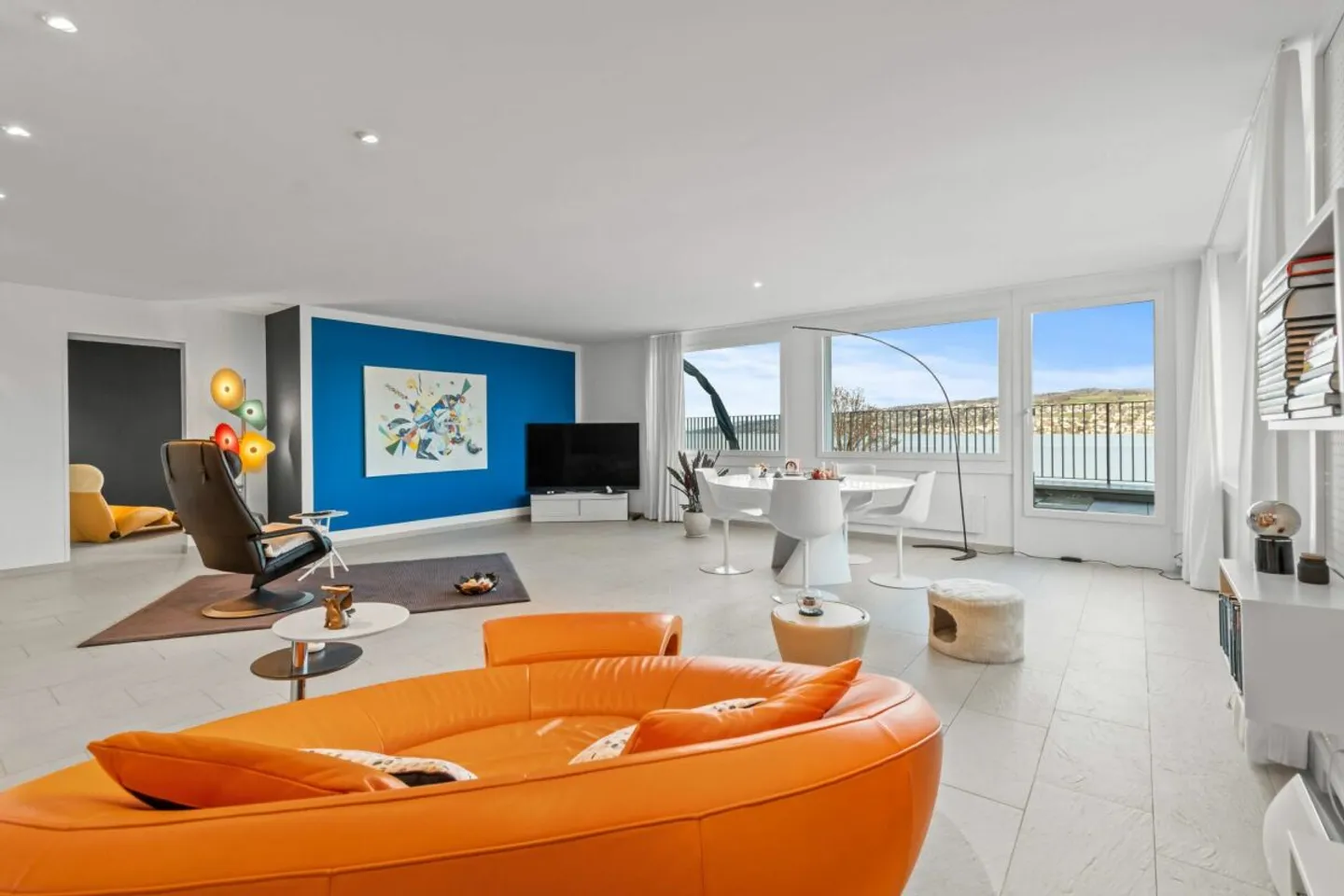 LUMINA LAKE | Grosszügige 4.5-Zi.-Maisonette mit Seesicht, beeindruckender Raumhöhe und Aussenpool - Foto 3 von 13