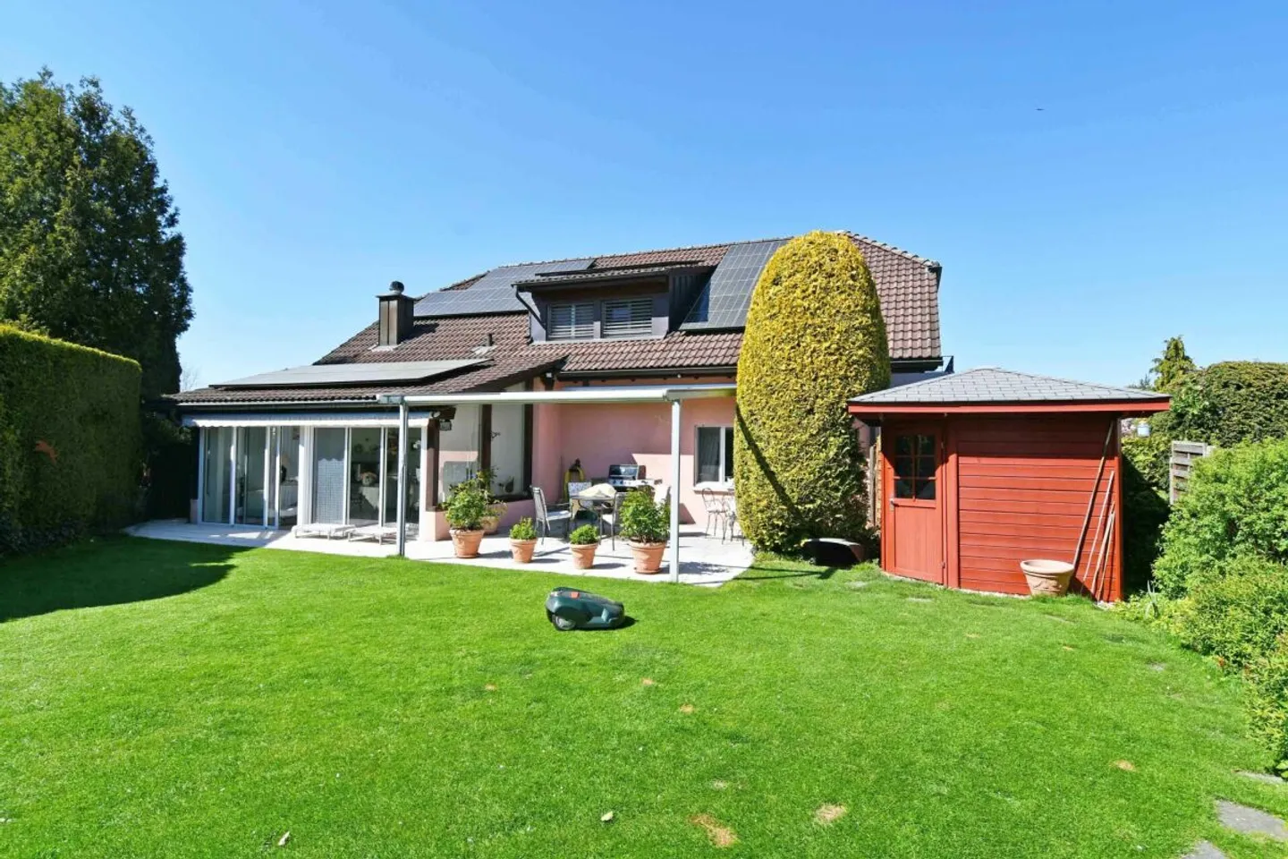 Sehr gepflegtes 7.5-Zi.-Einfamilienhaus mit wunderschönem Garten - Foto 1 di 13