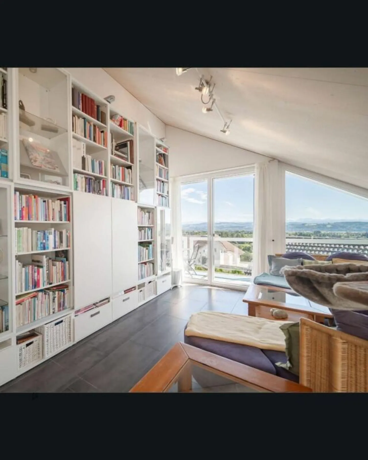CASA D'ARCHITETTO CON MOLTO SPAZIO, VISTA ALPINA E PARTICOLARE SENSO DI VIVERE - Foto 2 di 13