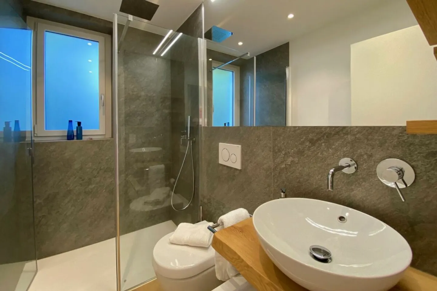 Elegante "Pied a terre" in una posizione tranquilla e soleggiata - ideale per gli utenti dei mezzi pubblici - Foto 9 di 13