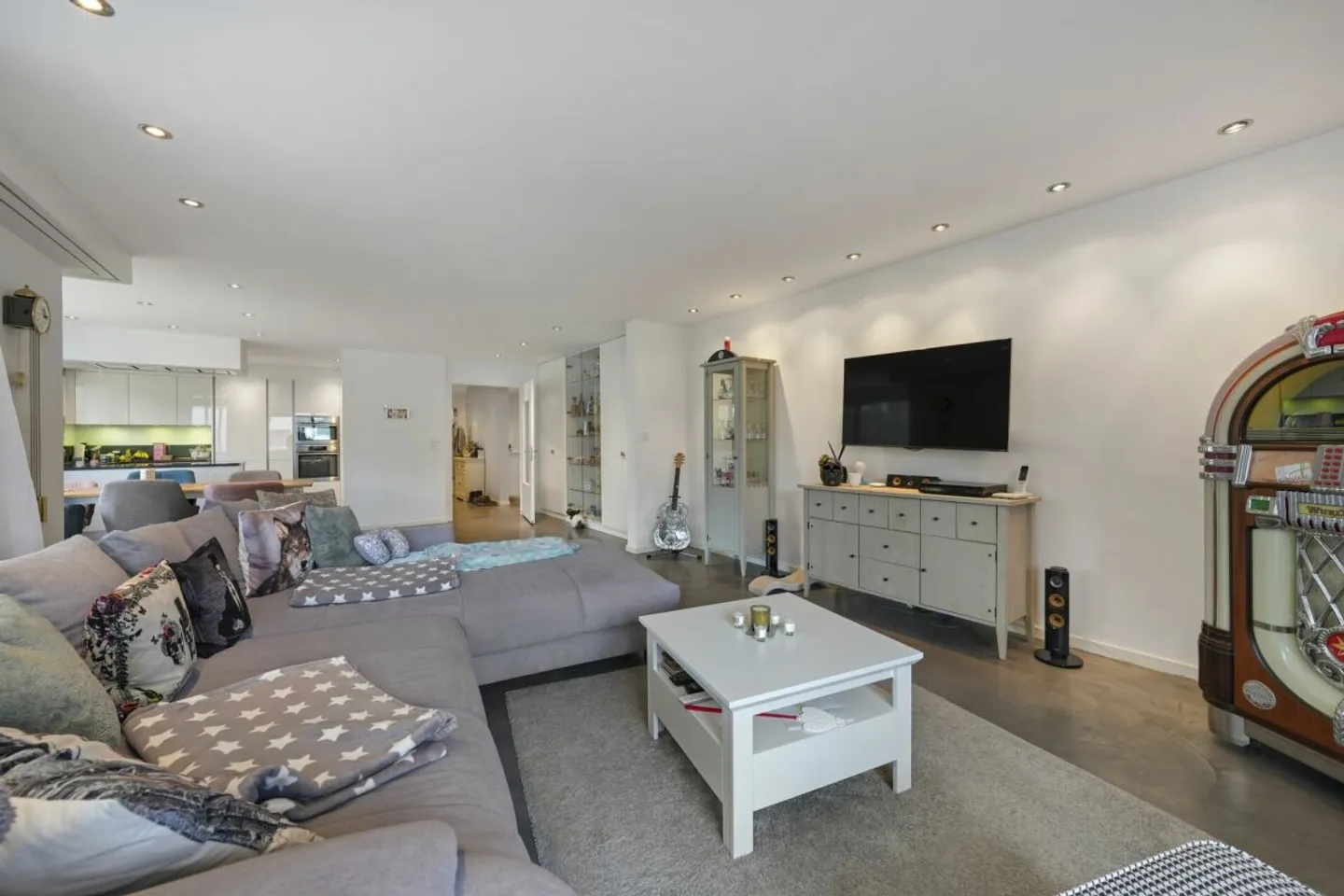 Exclusive Living Comfort: 5.5-Room Apartment with approx. 150 m² of Living Space - Photo 2 of 13