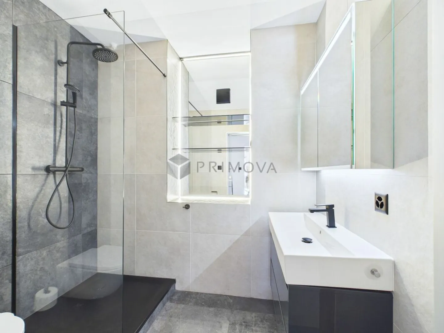 Living comfort meets wide views in this stylishly renovated 3.5-room apartment - Photo 5 of 6