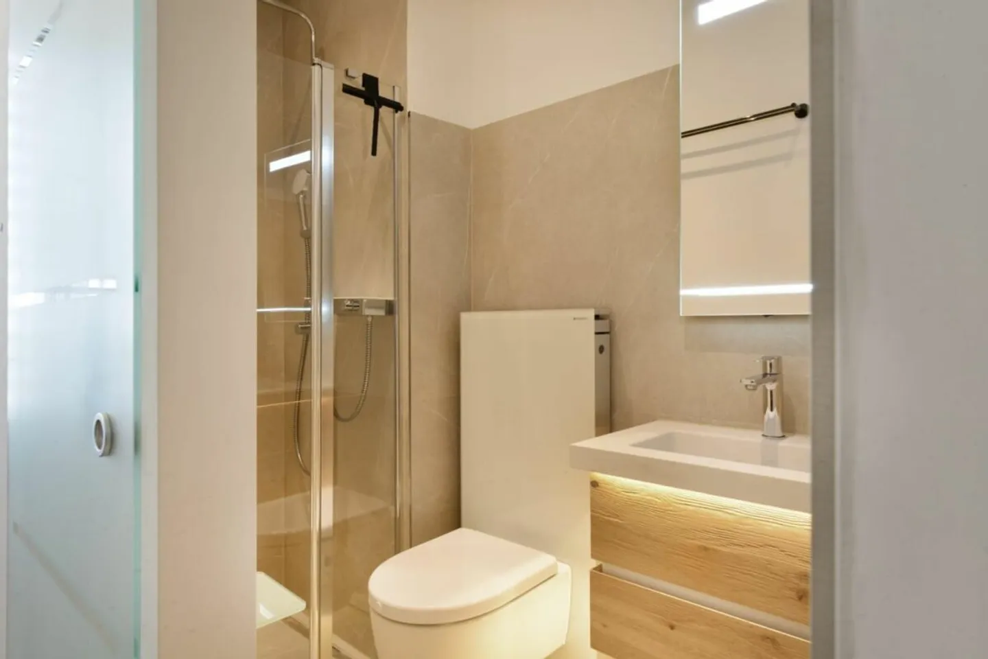 In the best location, furnished and including outdoor parking (limited from now until the end of August max.) - Photo 7 of 12