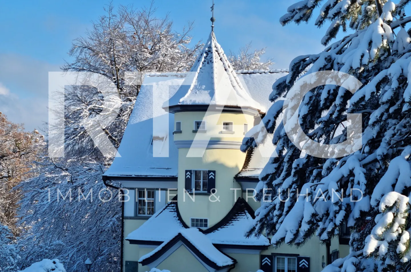 Villa de maître avec un terrain de 2 008 m2 semblable à un parc - Photo 1 sur 13