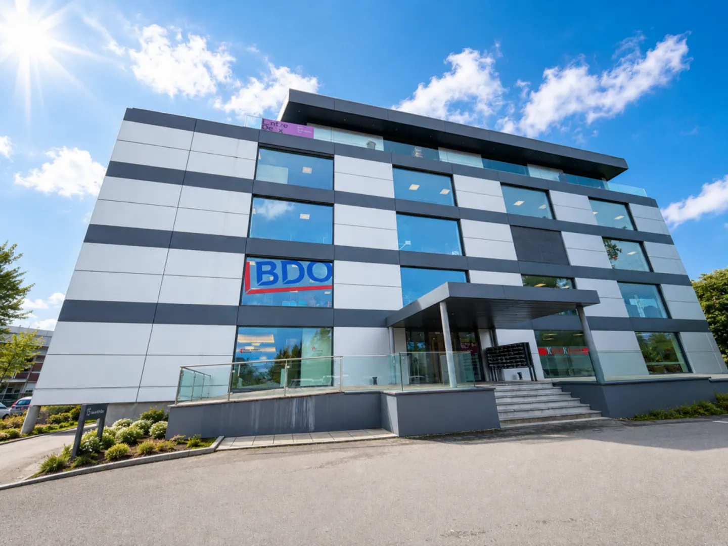 Geräumiges Büro mit Konferenzbereich zu vermieten - Foto 2 von 8