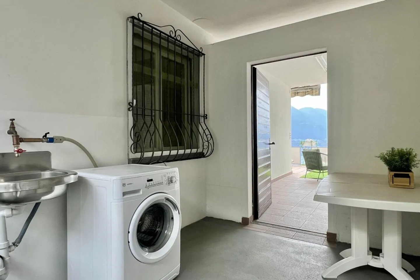 Appartement 4,5 pièces dans une maison bifamiliale avec vue sur le lac à 180°, grande terrasse ensoleillée et jardin privé - Photo 9 sur 13