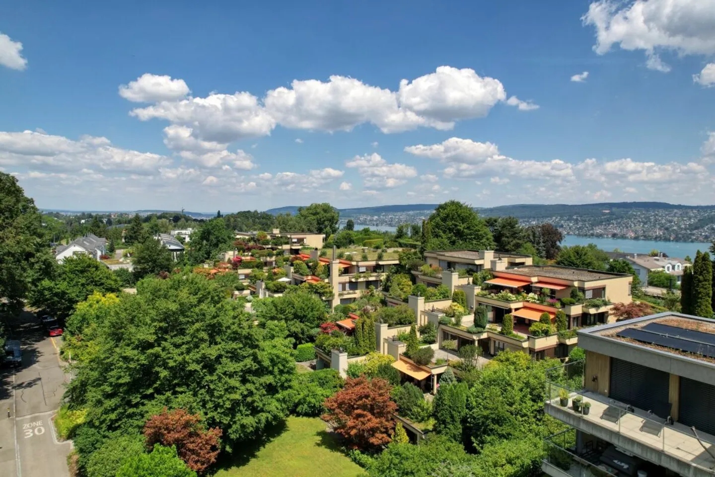 4.5-Zimmer-Terrassenhaus im Grünen mit Renovationspotential - Foto 7 di 9