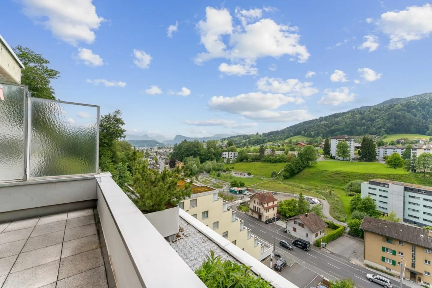 Appartamento 3.5 locali appena ristrutturato con bella terrazza e vista mozzafiato a Kriens - Foto 7 di 12
