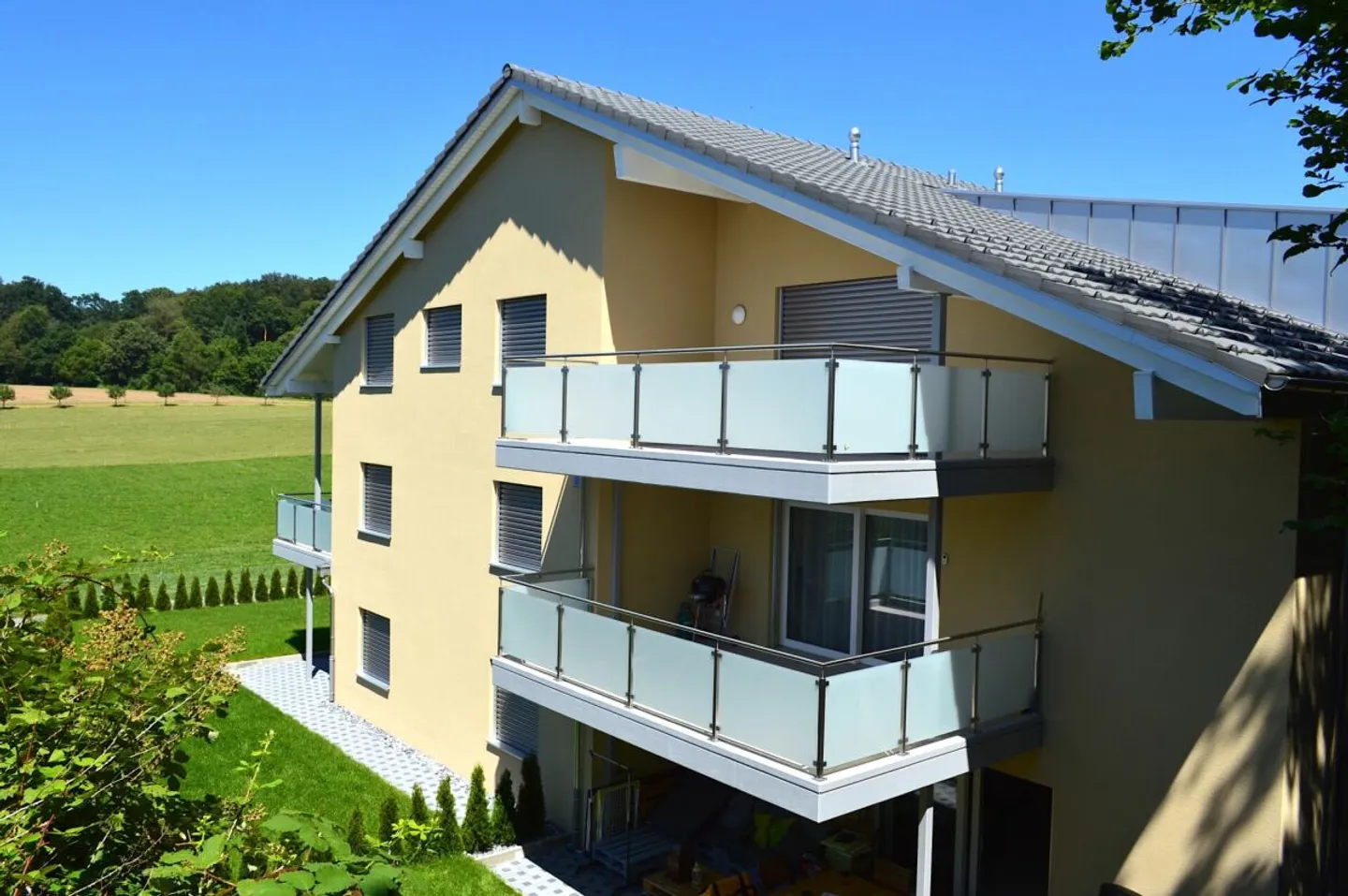 APPARTAMENTO CON GIARDINO DI TENDENZA CON AREA SALOTTO COPERTA - Foto 1 di 8