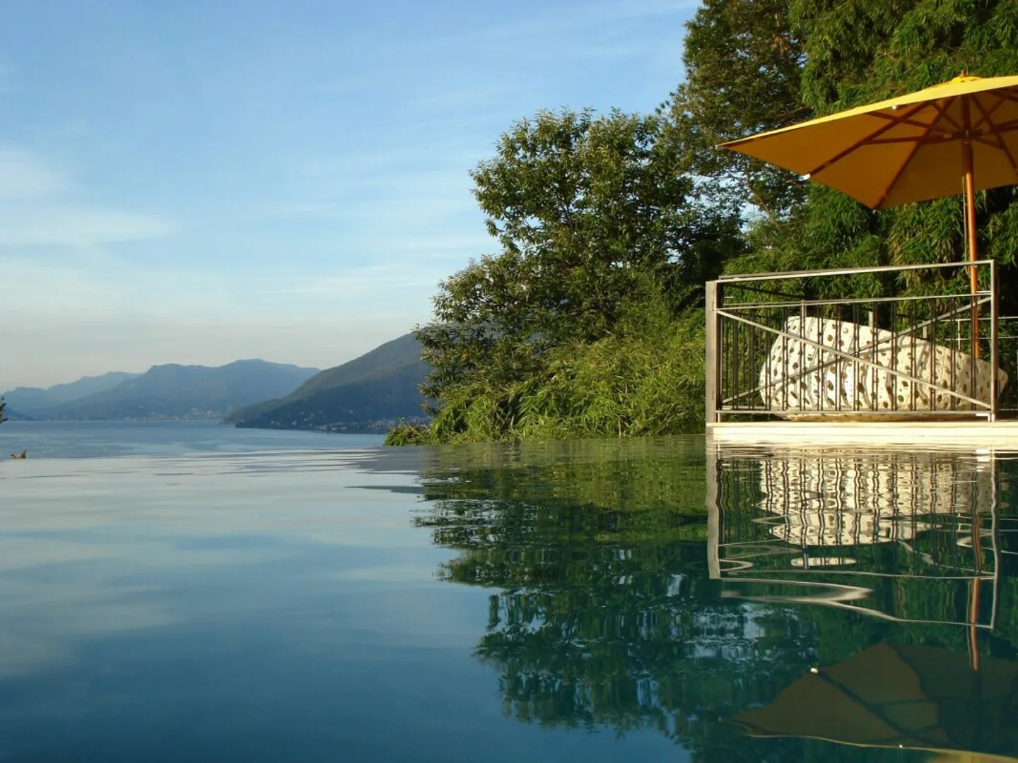 Villa Méditerranéenne avec Piscine à Débordement et Vue Panoramique sur le Lac à Brissago - Photo 5 sur 13