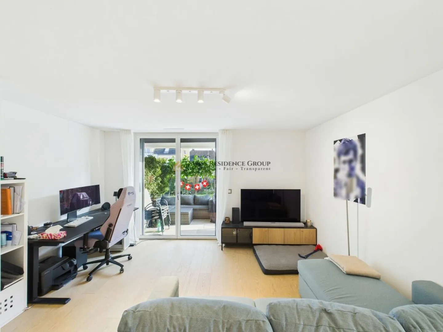 Exclusive living with private outdoor area - Photo 3 of 13