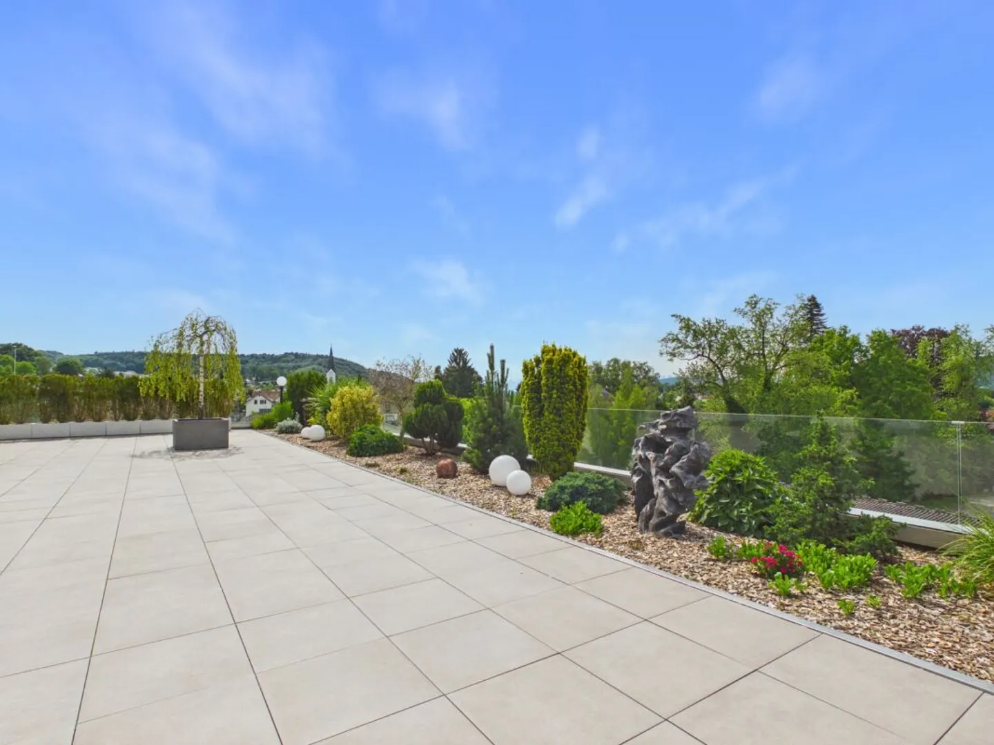 Exclusive penthouse apartment with various extras such as huge terrace and oversized parking spaces, etc. - Photo 2 of 13