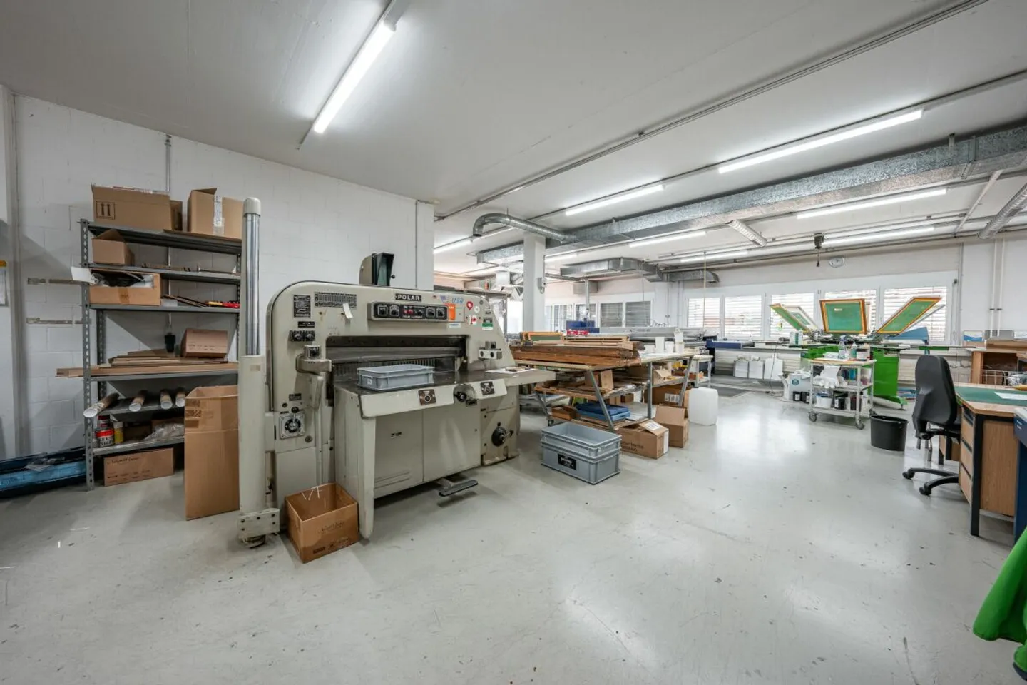 Espaces commerciaux et de bureau dans un emplacement optimal avec showroom - Photo 6 sur 13