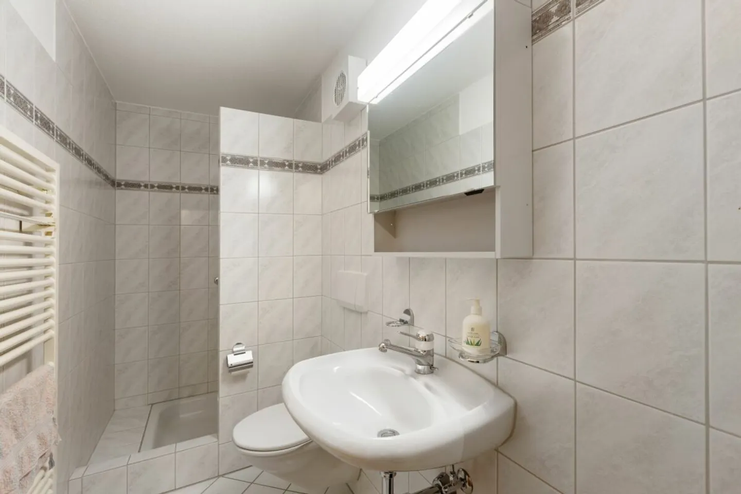 Appartement 3.5 pièces bien entretenu avec balcon ensoleillé et vue sur la verdure - Photo 9 sur 13