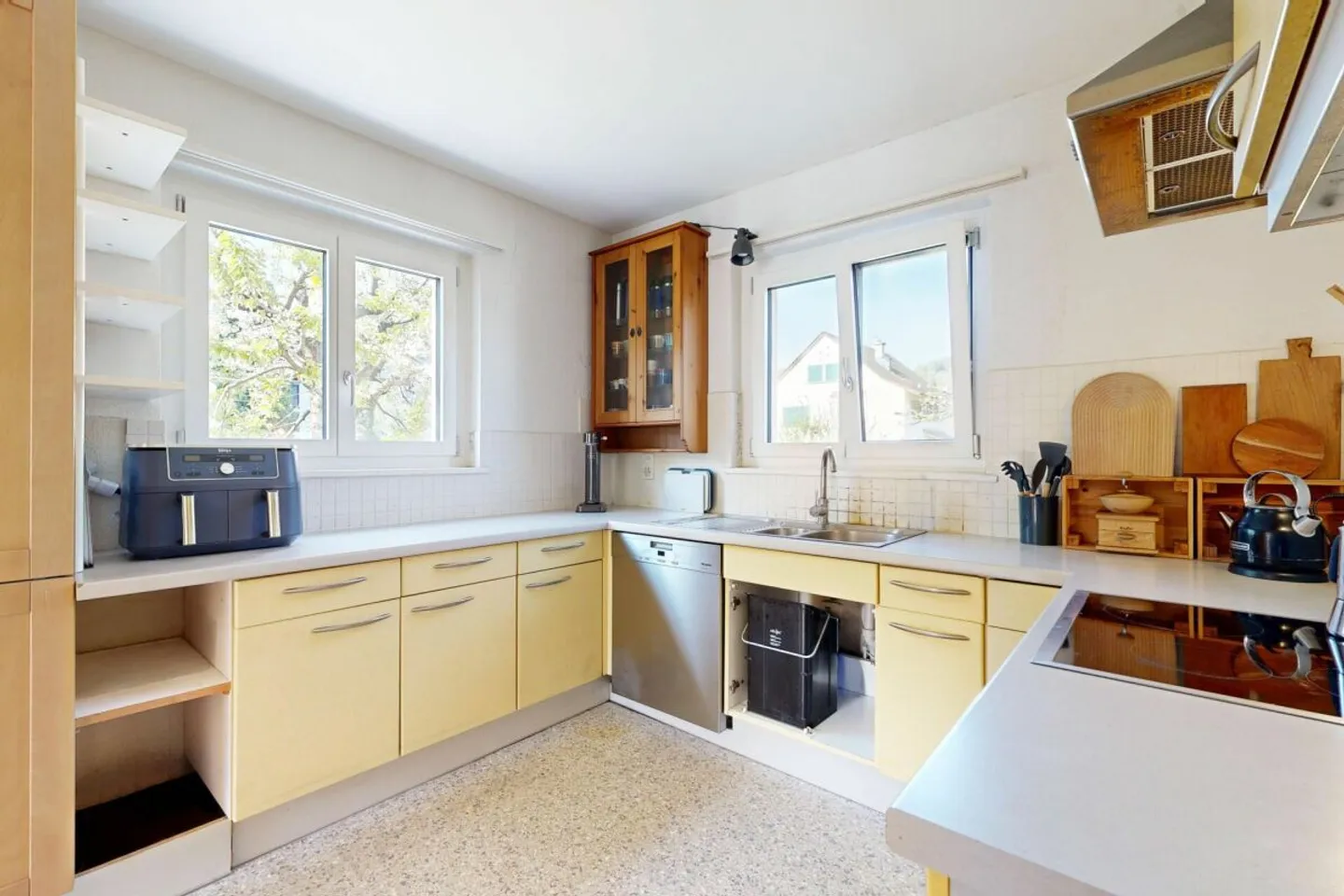 Affordable detached house with generous space and garage - Photo 3 of 13