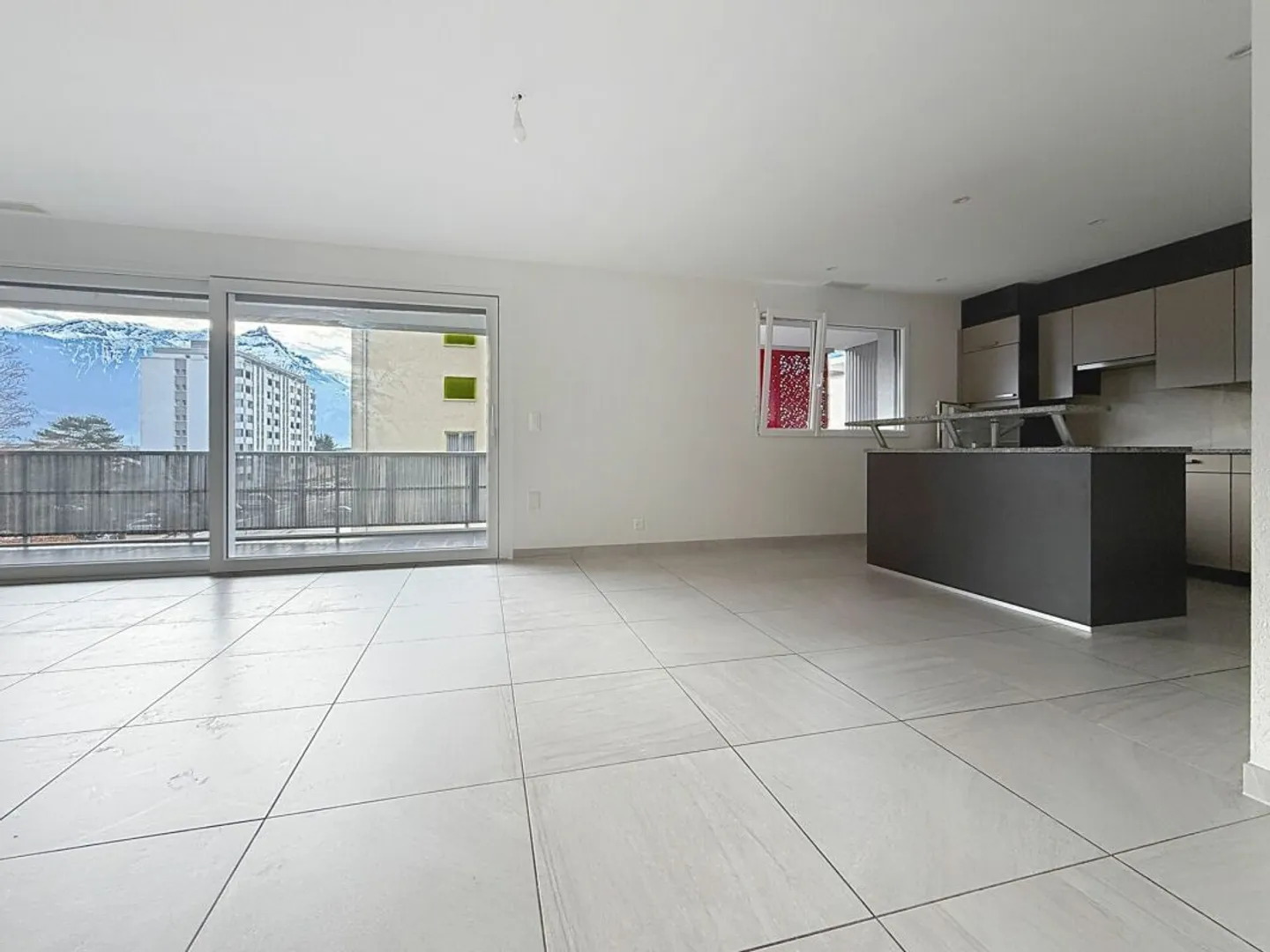 Very spacious 4.5 rooms with large balcony in Collombey - Photo 4 of 12