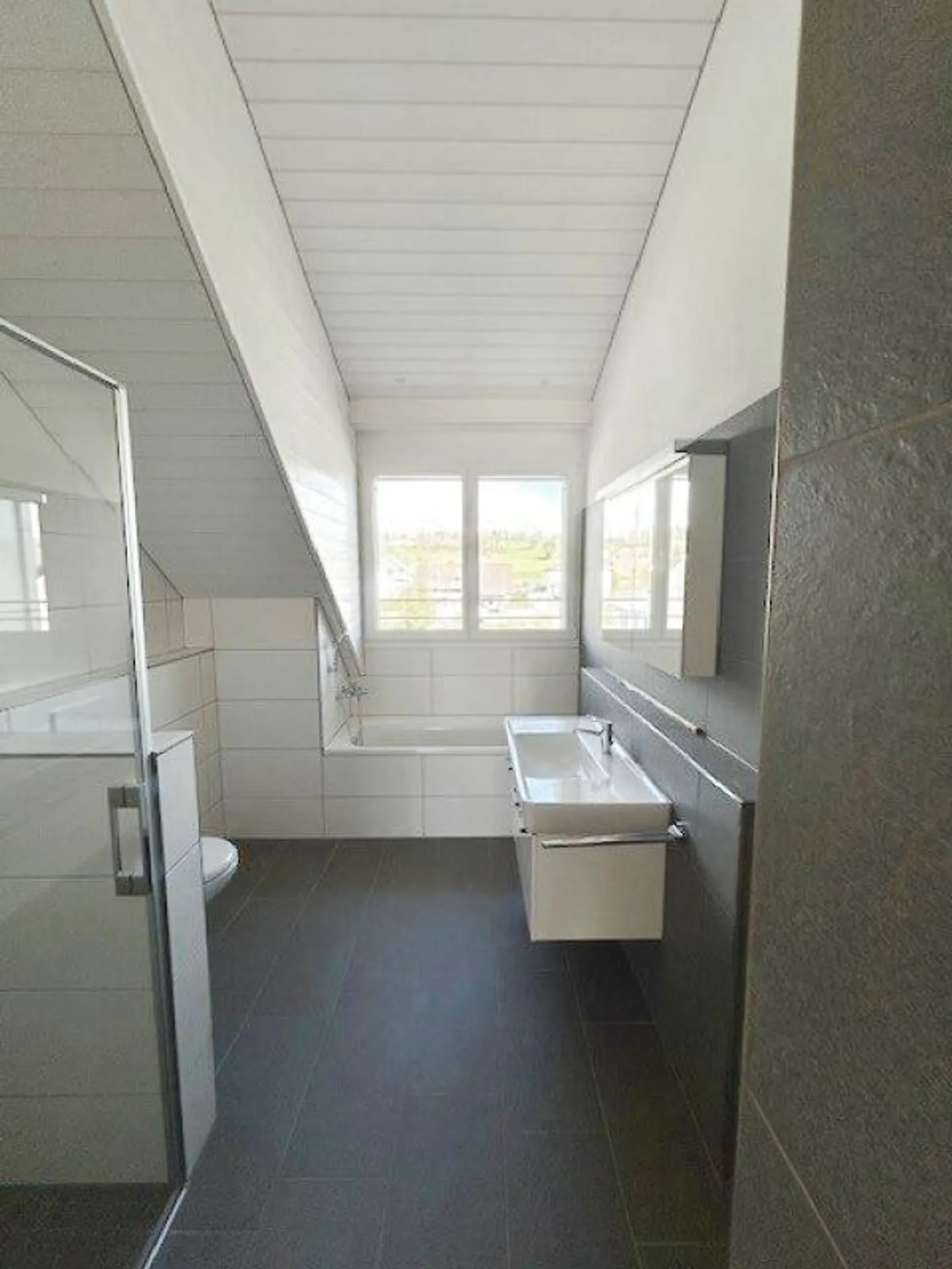 Appartement en duplex moderne de 4,5 pièces avec galerie, deux salles de bains et balcon ensoleillé - Photo 4 sur 11