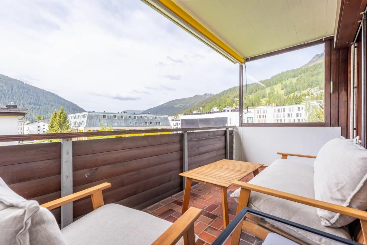 Charming 2.5-Room Attic Apartment in the Bündaquartier - Photo 2 of 9