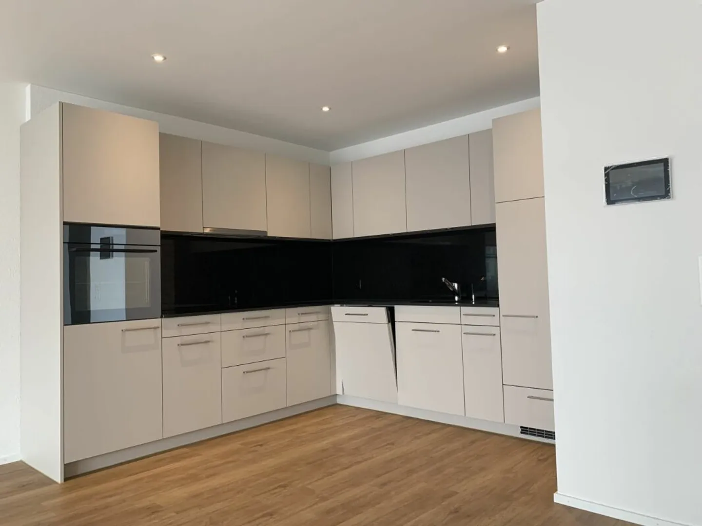 Charmante 2.5 Zimmer Wohnung - Foto 3 von 8
