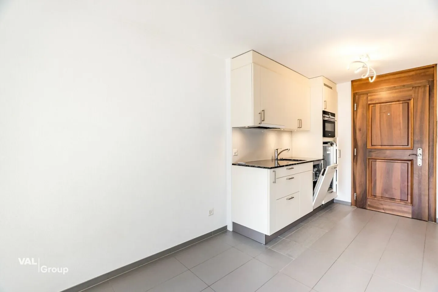 Compact, bright, well located: Studio with balcony and cellar - Photo 3 of 12