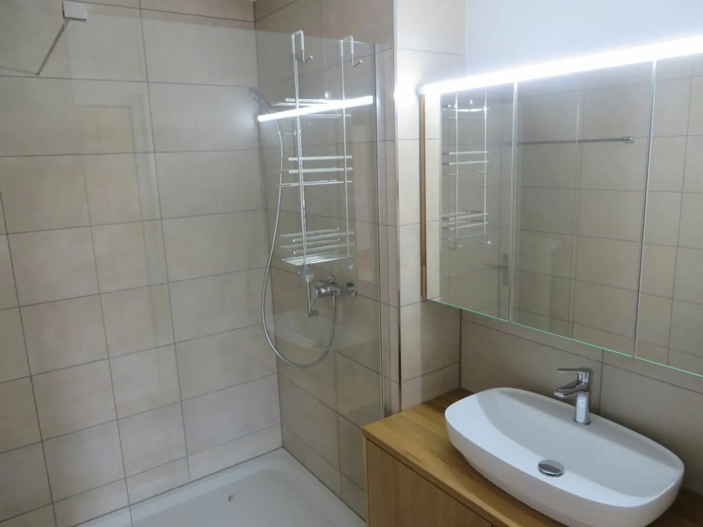 Appartement moderne de 6,5 pièces avec terrasse et vue magnifique - Photo 9 sur 13