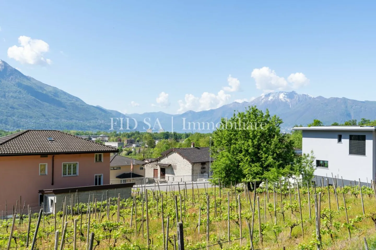 GORDOLA - 4 modern single-family homes with garden in sunny location - Photo 1 of 5