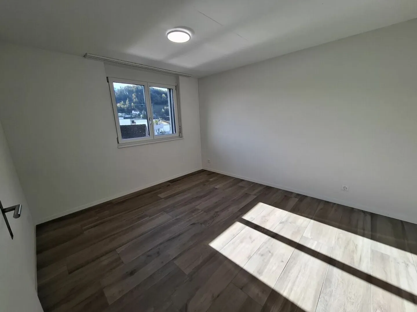 Moderne 2.5-Zimmer-Wohnung mit Balkon - Foto 5 von 10