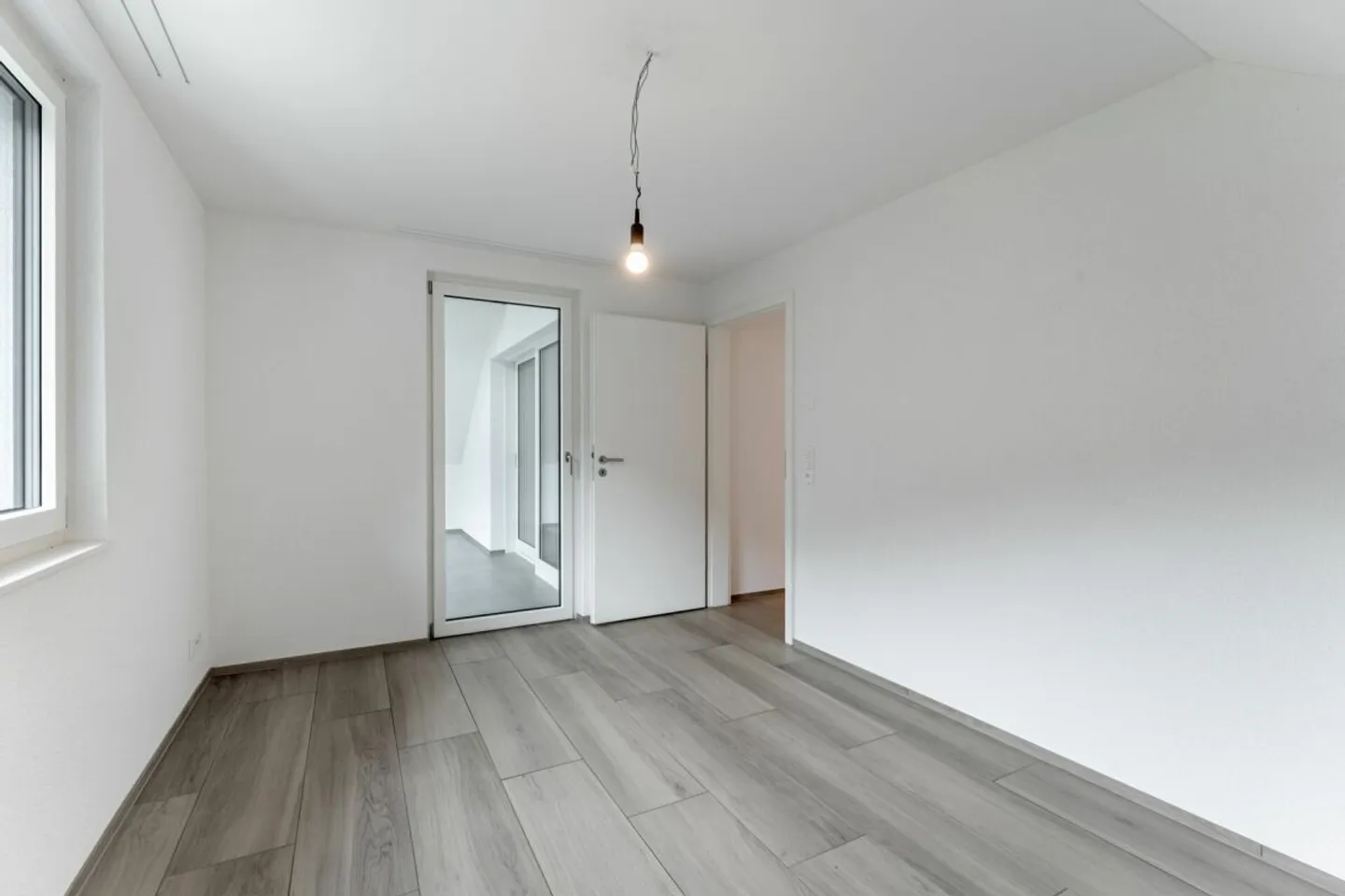 Ready-to-move-in 4.5-room penthouse apartment with ground-level access - Photo 5 of 6