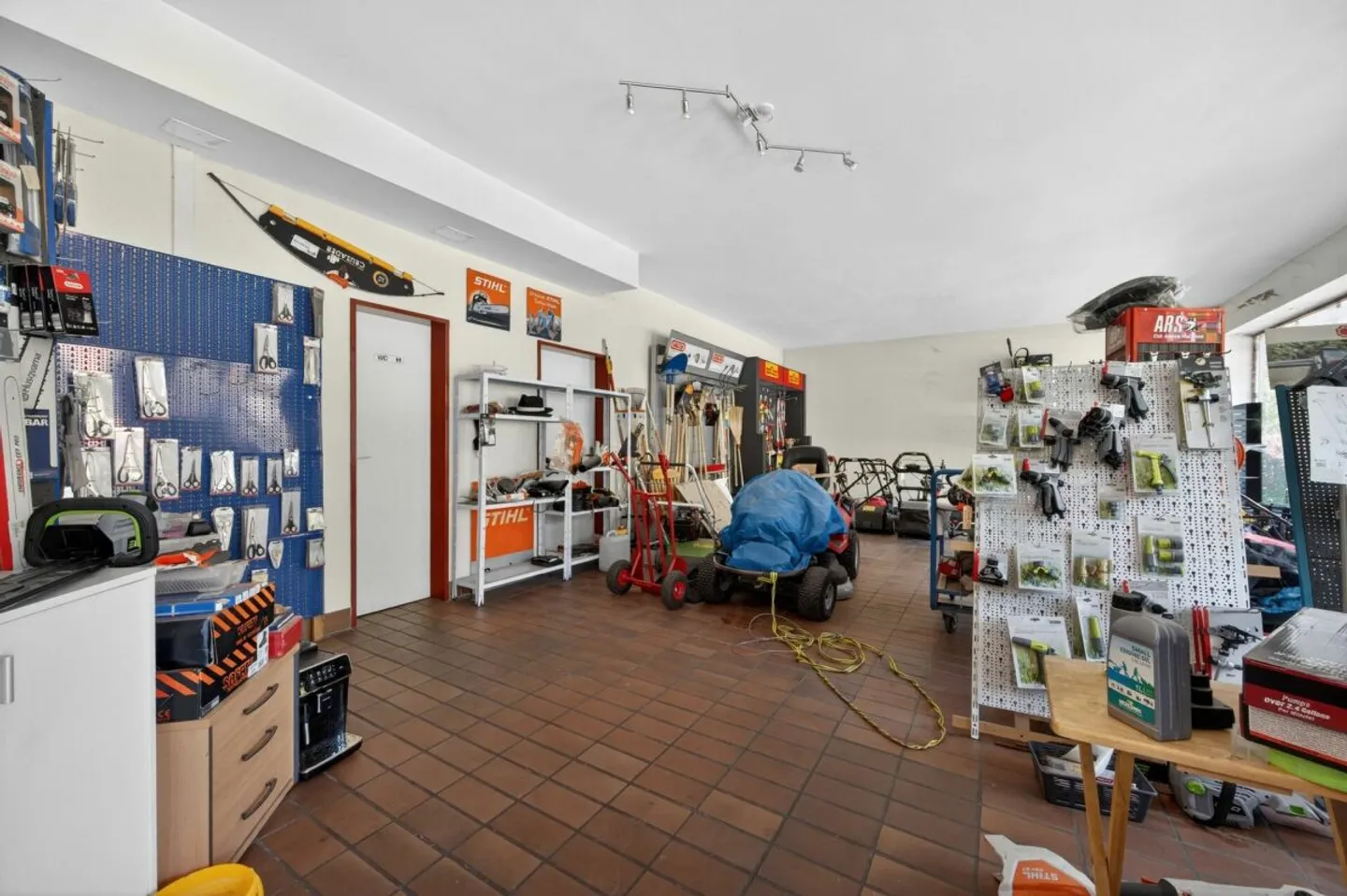 Attractive commercial space with versatile usage options in Geroldswil - Photo 2 of 5