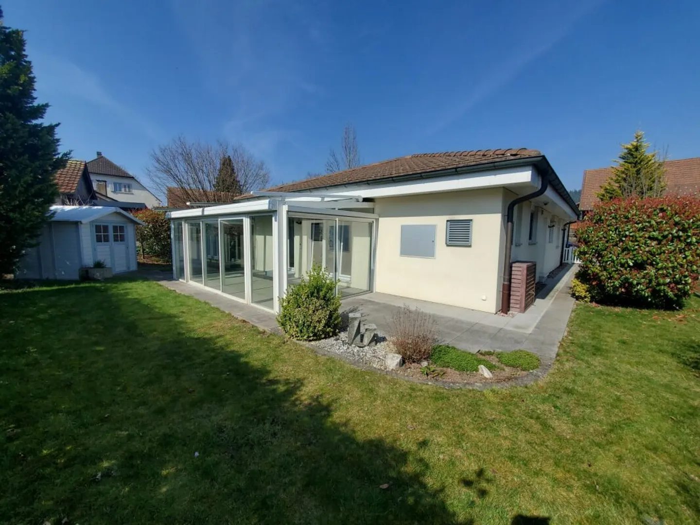 Detached 4 1/2 room bungalow with winter garden in a sunny, central location - Photo 1 of 13