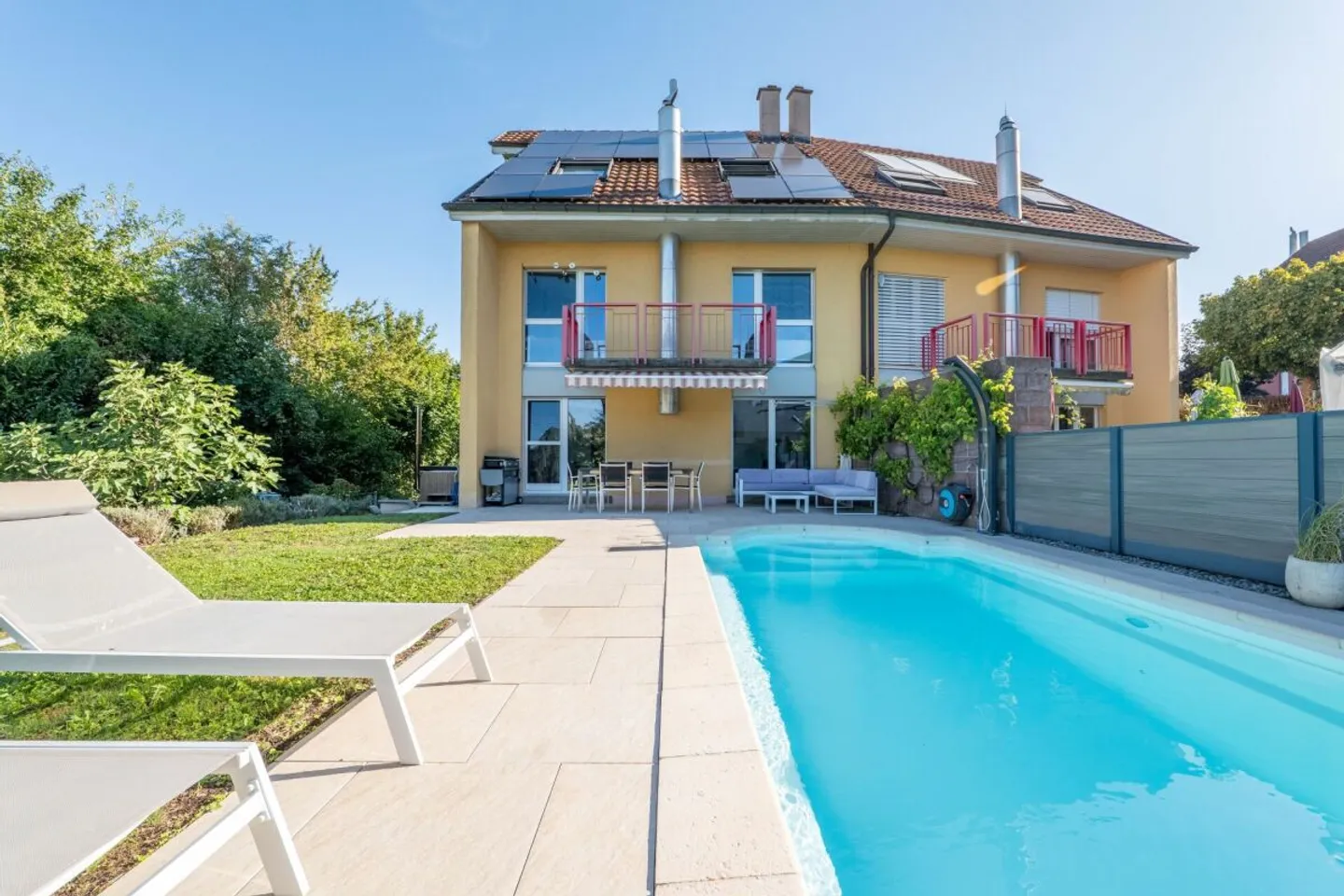 Architektenvilla mit 7,5 Zimmern, beheiztem Pool und Whirlpool in Corcelles-près-Payerne - Foto 1 von 11